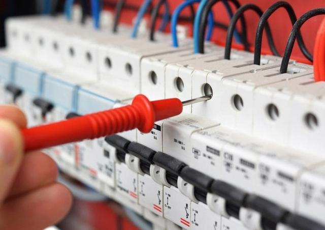 Electrician testing circuit breakers